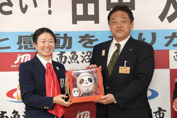 田中友理恵選手と市長の写真