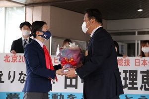 田中選手に花束を贈る林市長