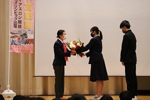 田中友理恵さんに花束を渡す生徒