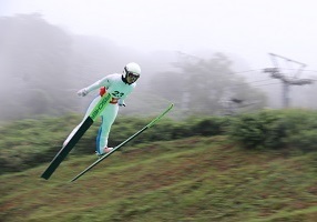 大空に向かってジャンプする選手