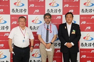 廣田医師と市長と外山病院事業管理者の集合写真