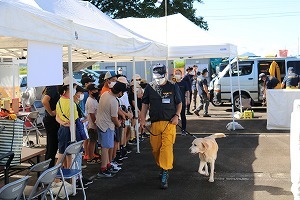 災害救助犬の講習を受ける児童