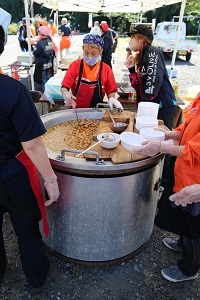 1000人鍋で作るキノコ汁