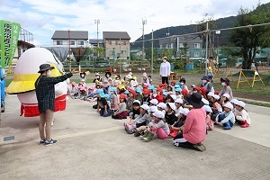 コシヒカリのことを学ぶ園児