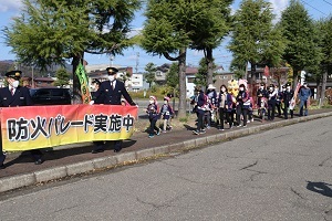 市民会館付近を歩く園児たち