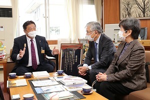 冨岡秀さんと話をする市長