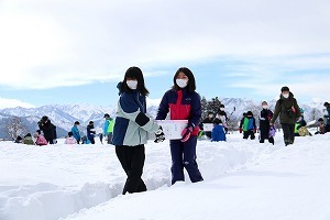 雪を運ぶ児童