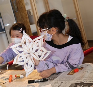 雪の結晶のクラフトを作る参加者