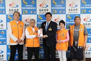サービス店会のみなさんと林市長の記念写真