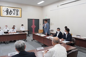 総会で話す林市長