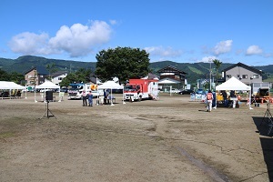 中之島小学校のグラウンドにある体験ブースの様子