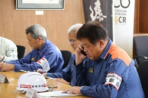 三国川ダム管理所長と市長による電話でのホットライン訓練の様子