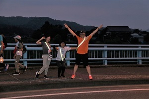 多聞橋でポーズを取る参加者3人