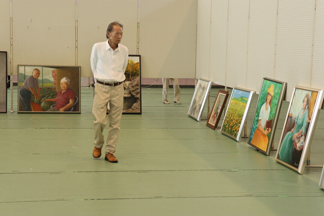 絵画部門の審査風景の画像