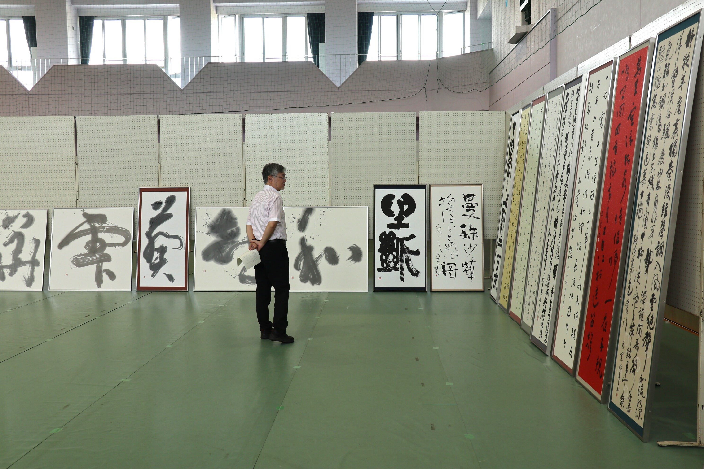 書道部門の審査風景の画像