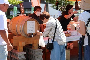樽からワインを注ぐ女性