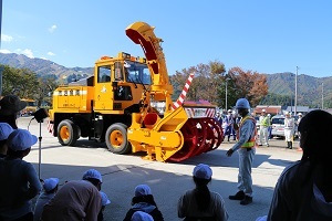 除雪機械のデモンストレーションの様子