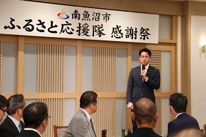 挨拶するゲストの小泉進次郎衆議院議員