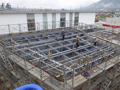  南魚沼市民病院玄関庇建築工事　施工中.jpg