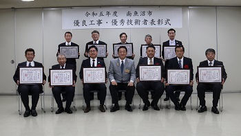 受賞者と林市長の集合写真