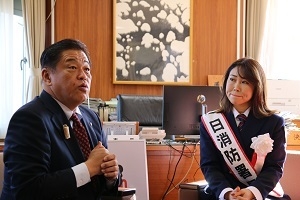 市長室で話をする野村さんと林市長