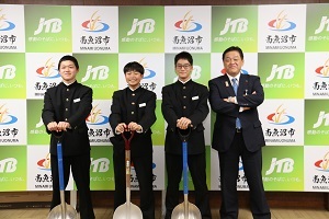 塩沢中学校野球部員3人と林市長の集合写真