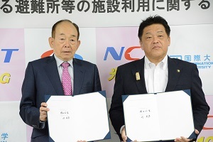 協定締結式の集合写真
