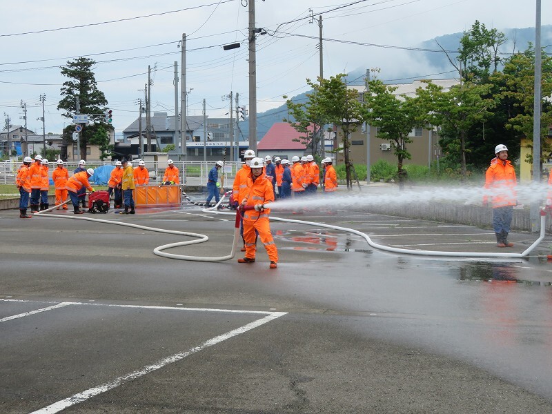六日町方面隊の放水する様子