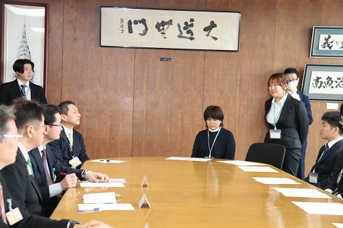 意気込みを語る隊員とそれを聞く市長、副市長の写真