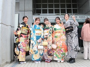 着物を着た女性5人の写真