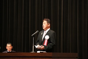 お祝いのことばを述べる林市長の写真