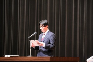 二十歳代表挨拶のする男性の写真