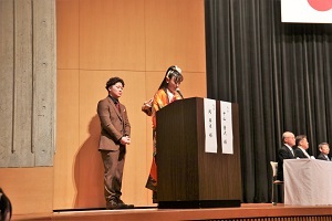 司会の男性と女性の写真