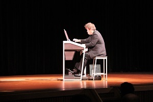 オルガンを演奏する橘光一さんの写真