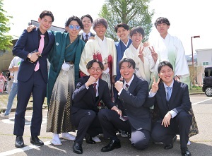 袴やスーツを着ている男性の集合写真