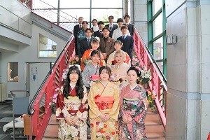 二儒歳を祝う会委員のみなさんの集合写真