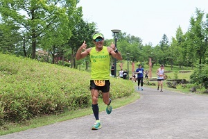 八色の森公園を走るランナーの様子