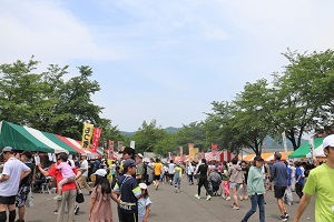 参加者であふれるグルメ村の様子