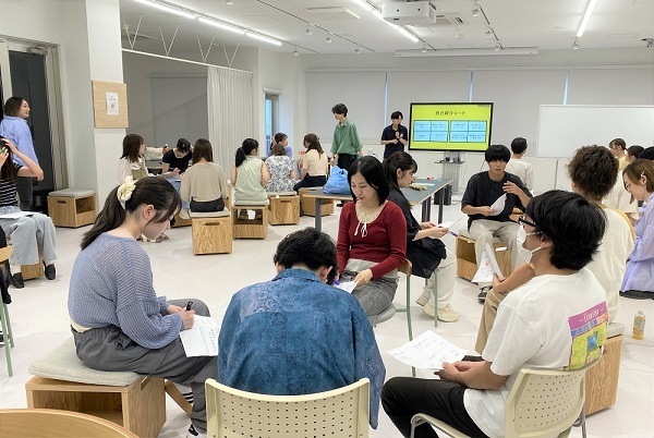 交流会の参加者が自己紹介をしている様子