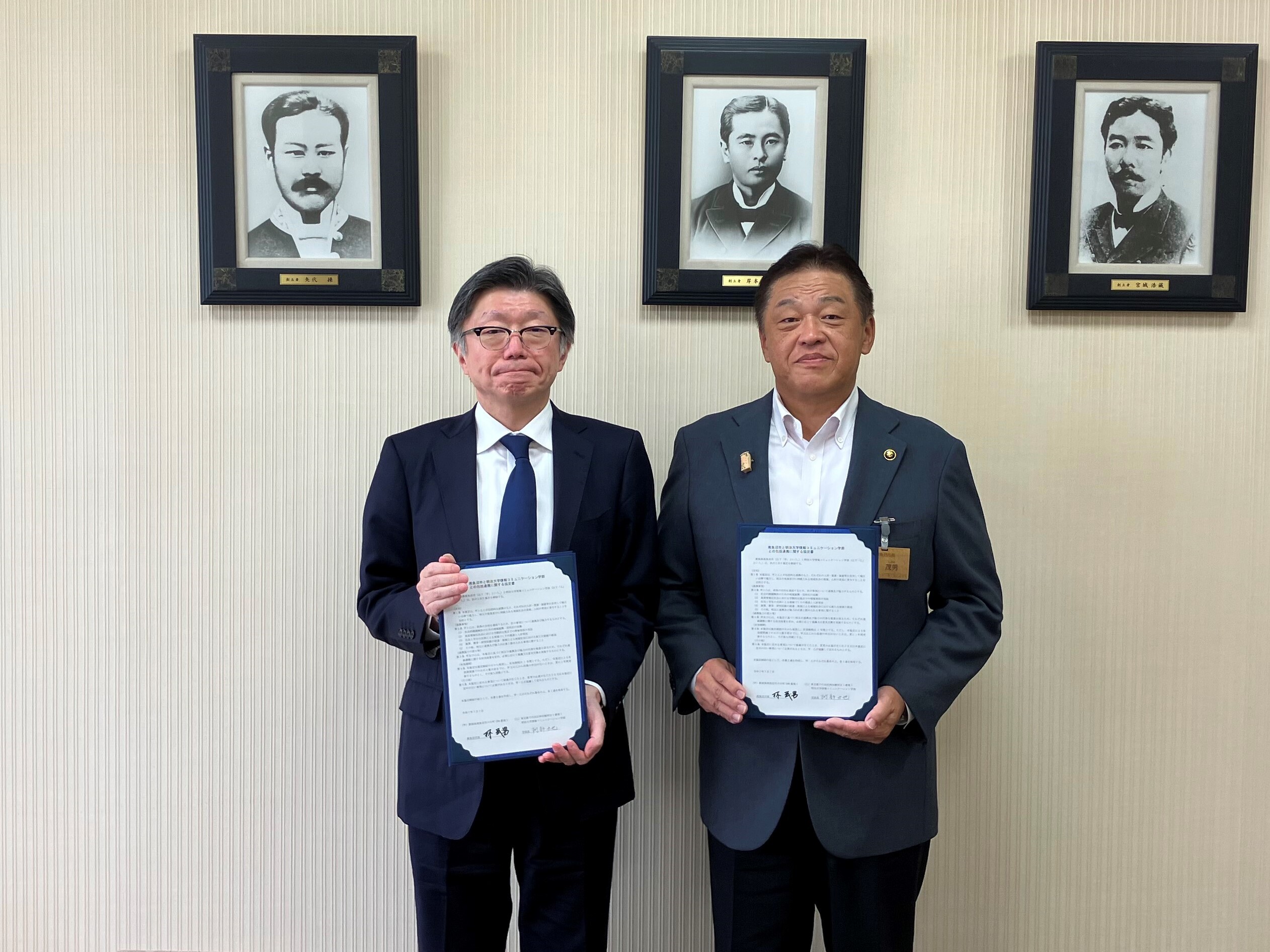 協定書を手にする阿部学長と林市長