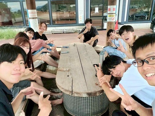 足湯を楽しむ様子