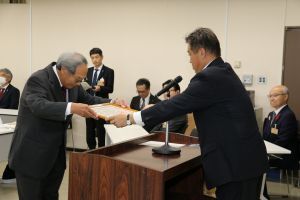 市長が表彰状を手渡す様子