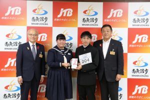 決勝大会に出場したふたりと教育長、林市長の写真