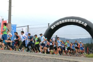 一斉にスタートをする選手たち