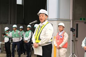 道路管理者代表として訓示する林市長