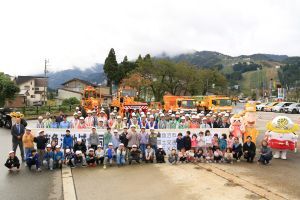 参加者と除雪車の集合写真