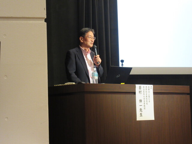 講演をする百村伸一先生の様子