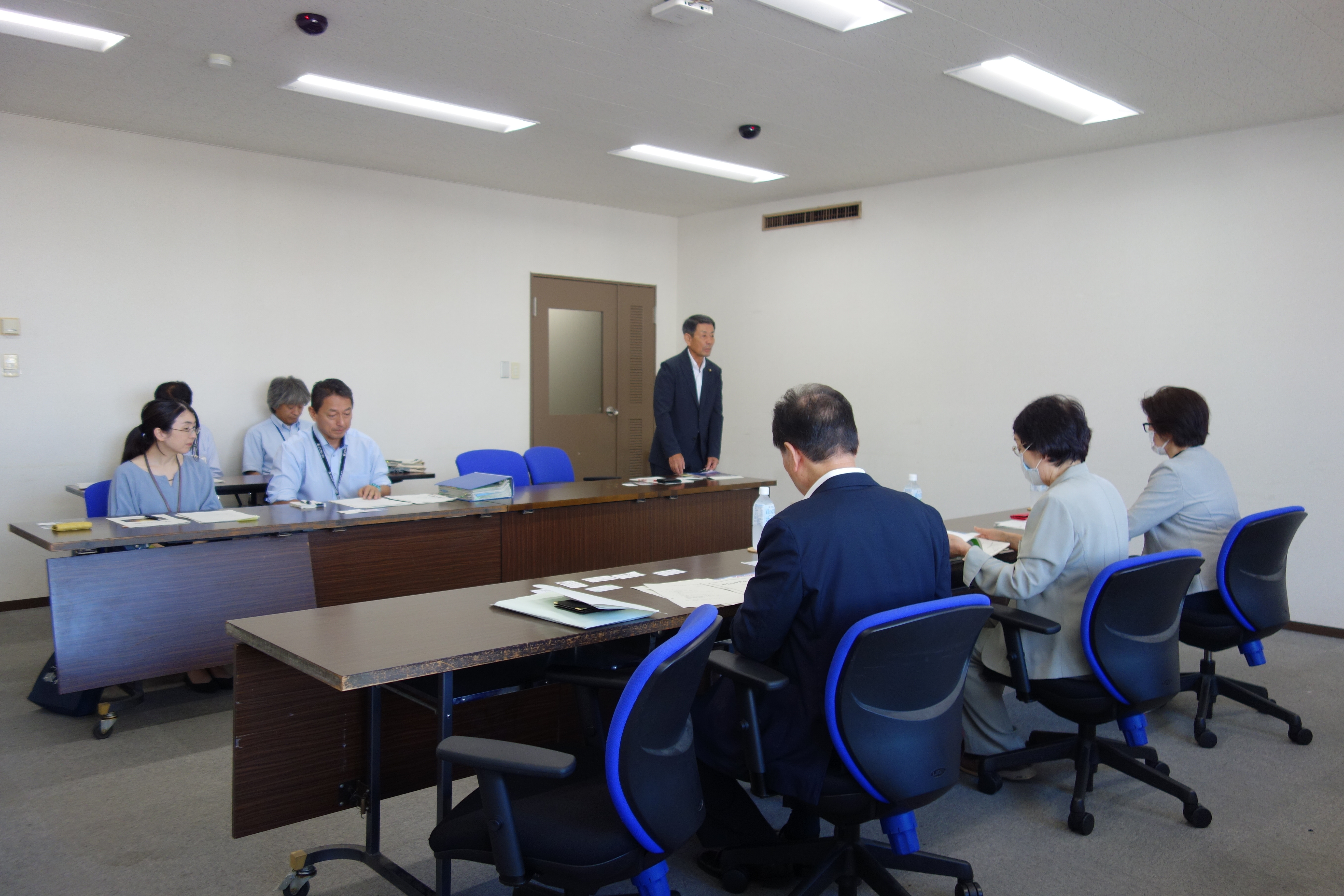 説明を受ける大野市議会議員のみなさん