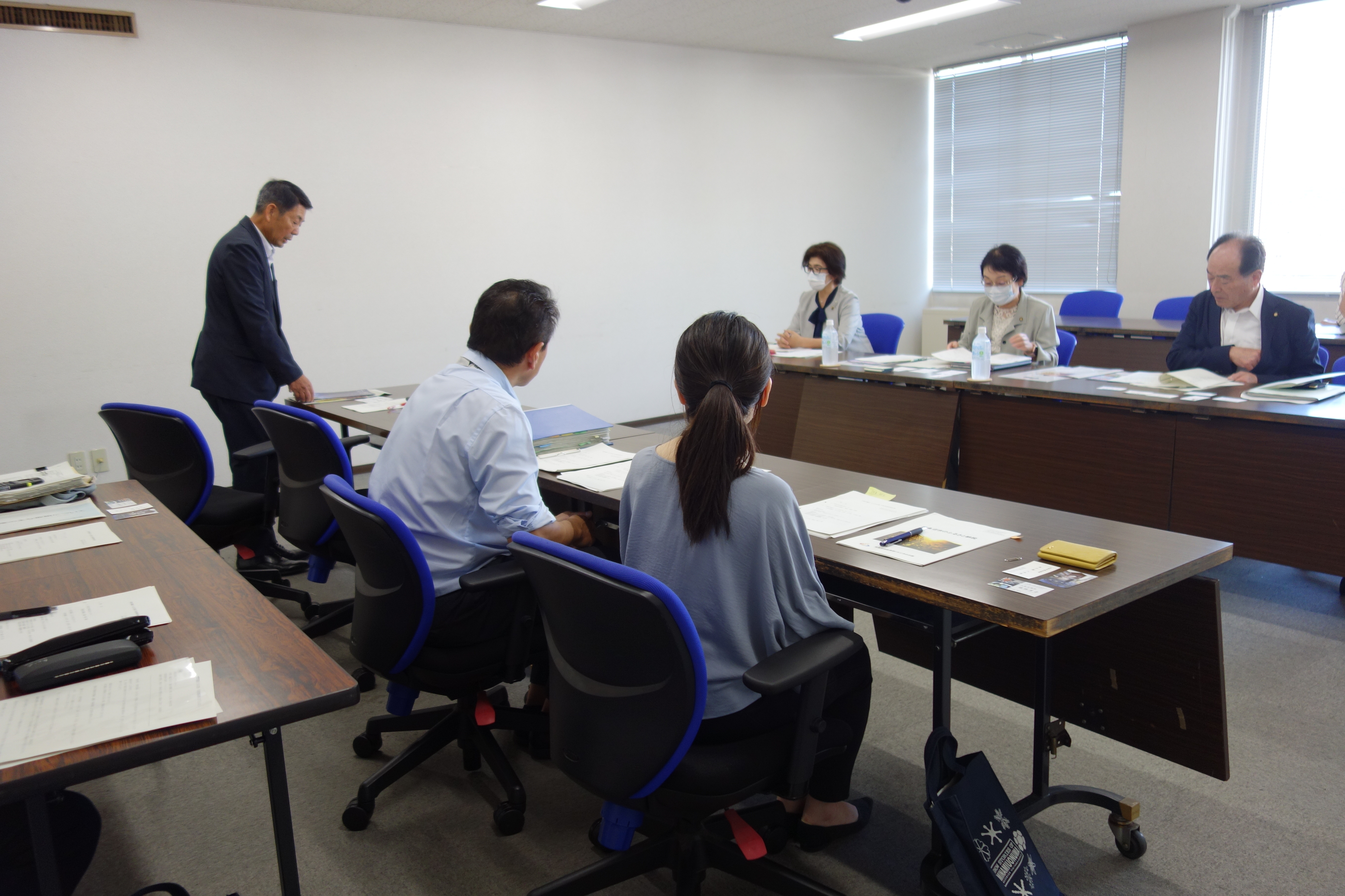 説明を受ける大野市議会議員のみなさん