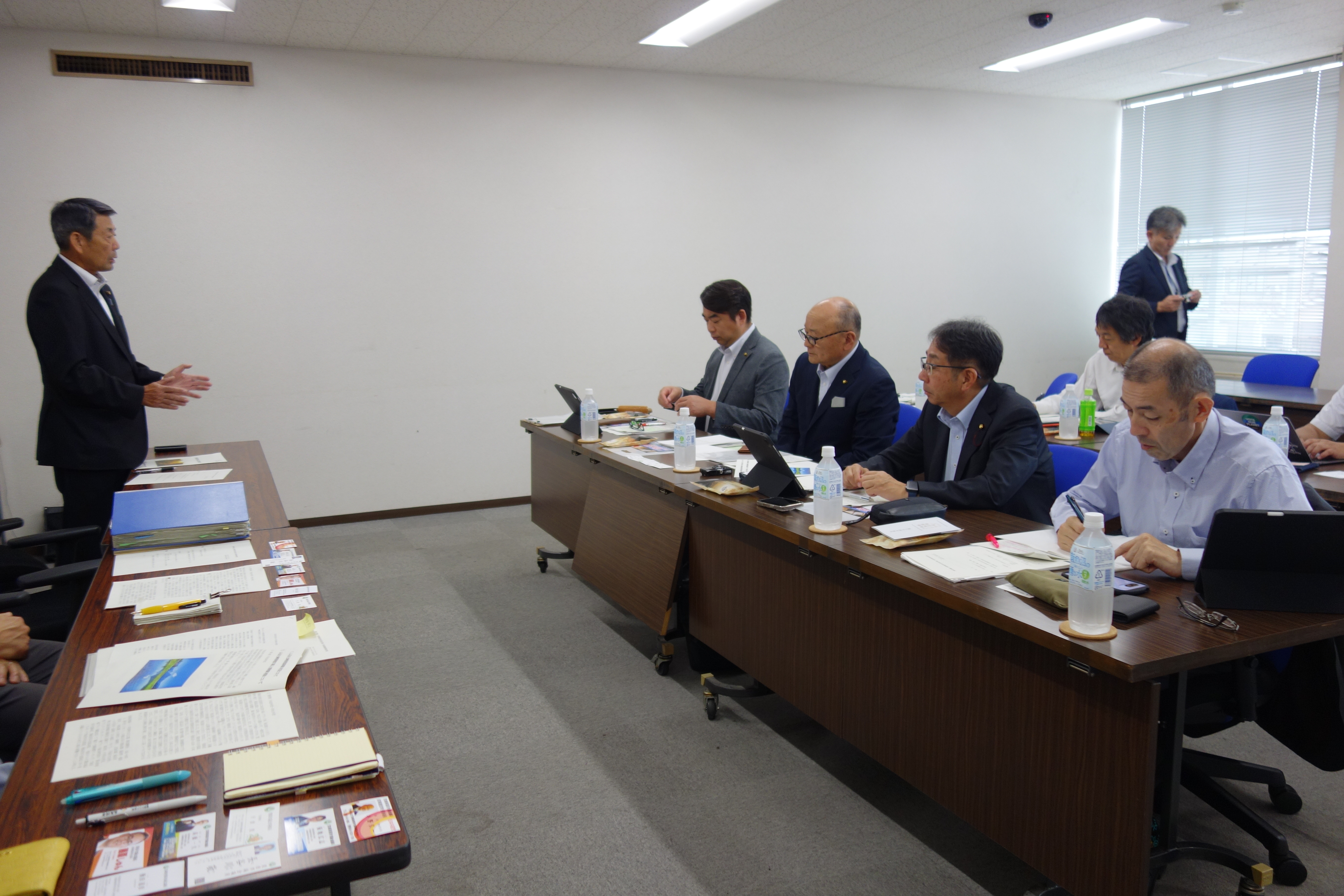 説明を受ける栗原市議会議員のみなさん